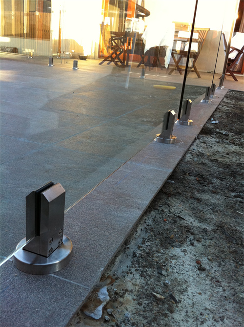 The Difference Between Stainless Steel And Aluminum Alloy in Shower Room